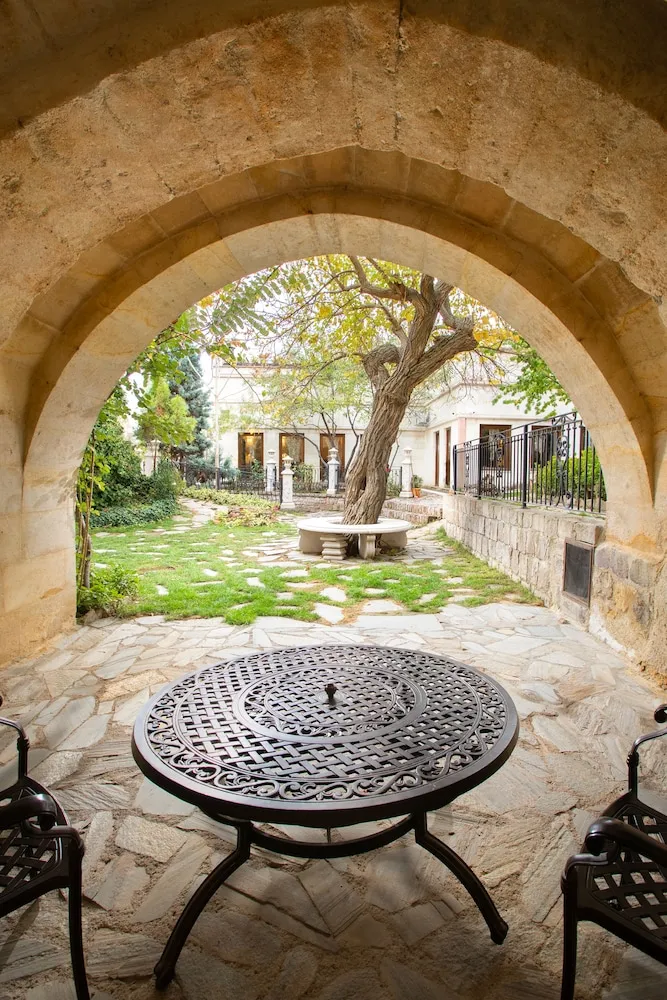 King Stone or Cave Suite