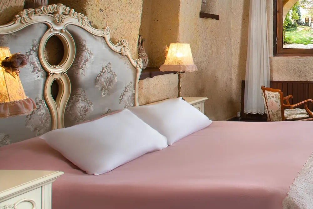 King Stone or Cave Suite