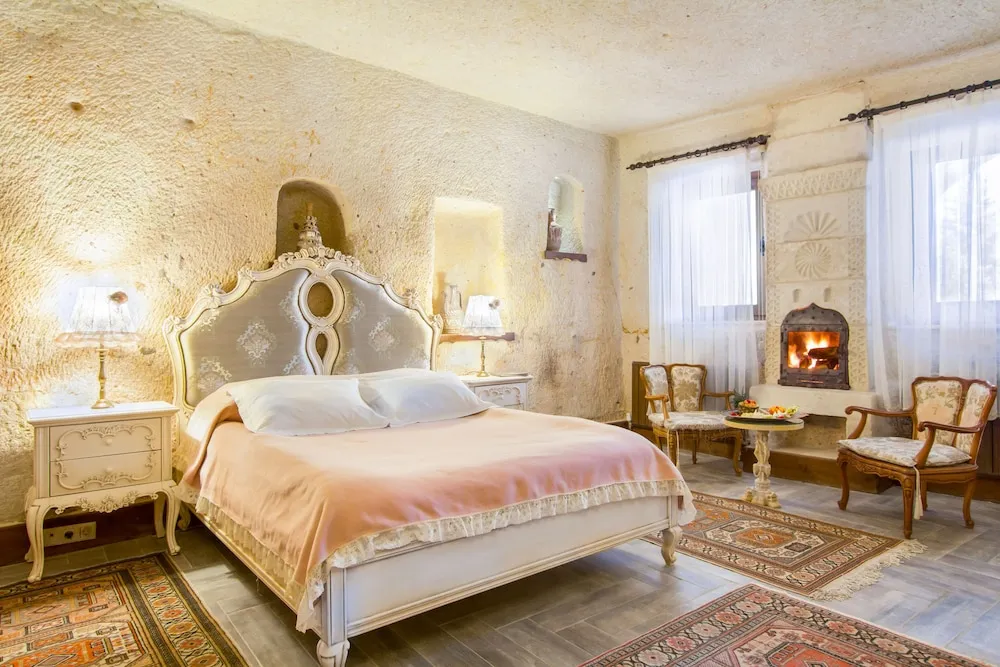 King Stone or Cave Suite