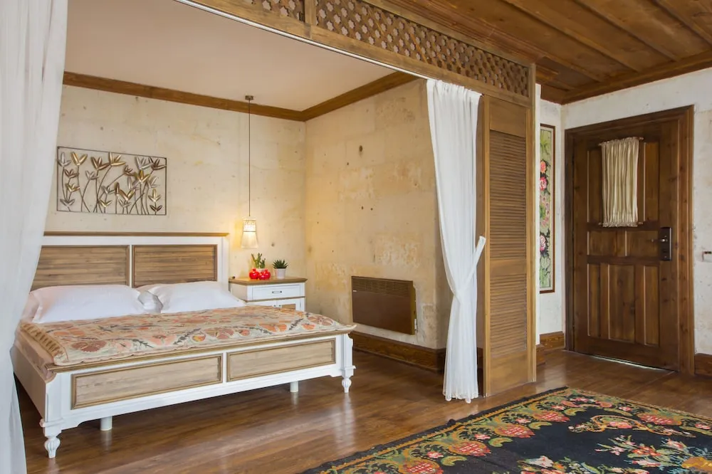 King Stone or Cave Suite
