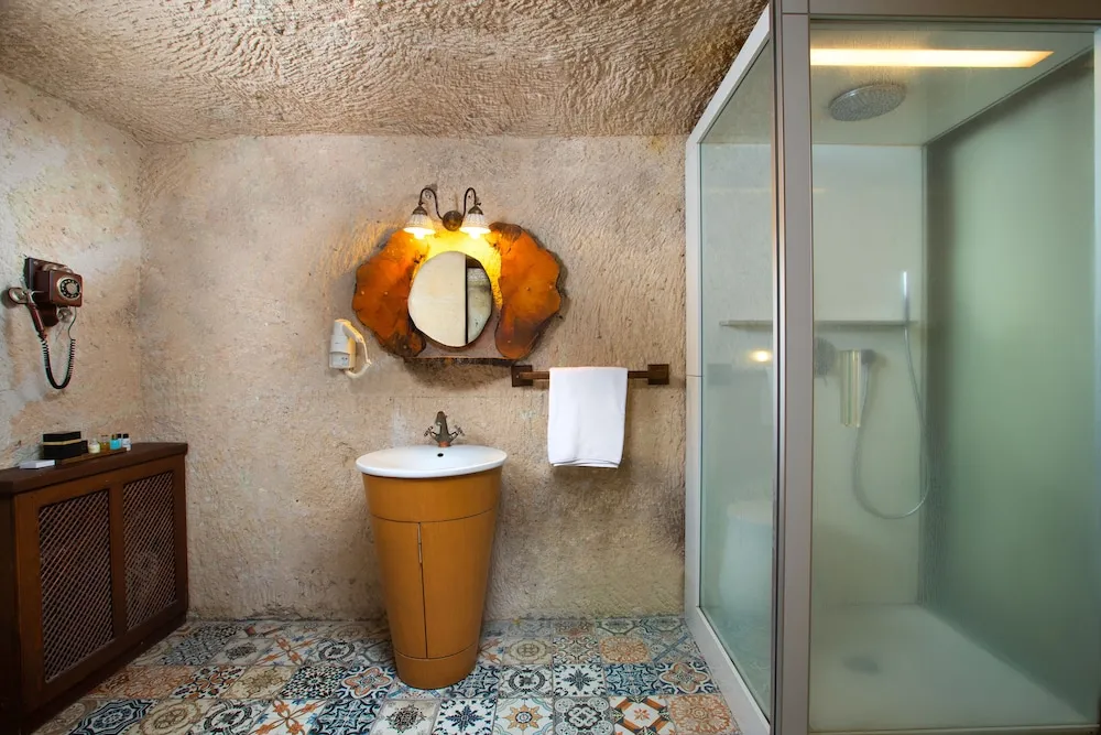 King Stone or Cave Suite