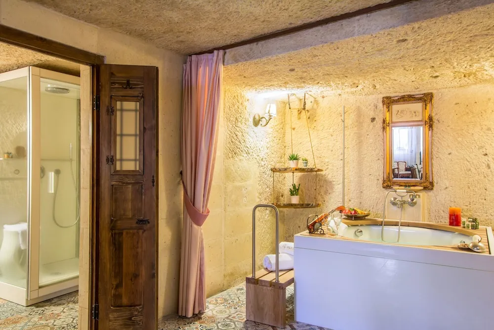 King Stone or Cave Suite