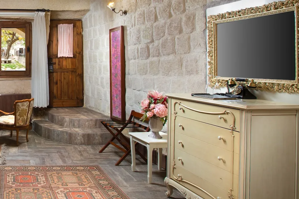 King Stone or Cave Suite