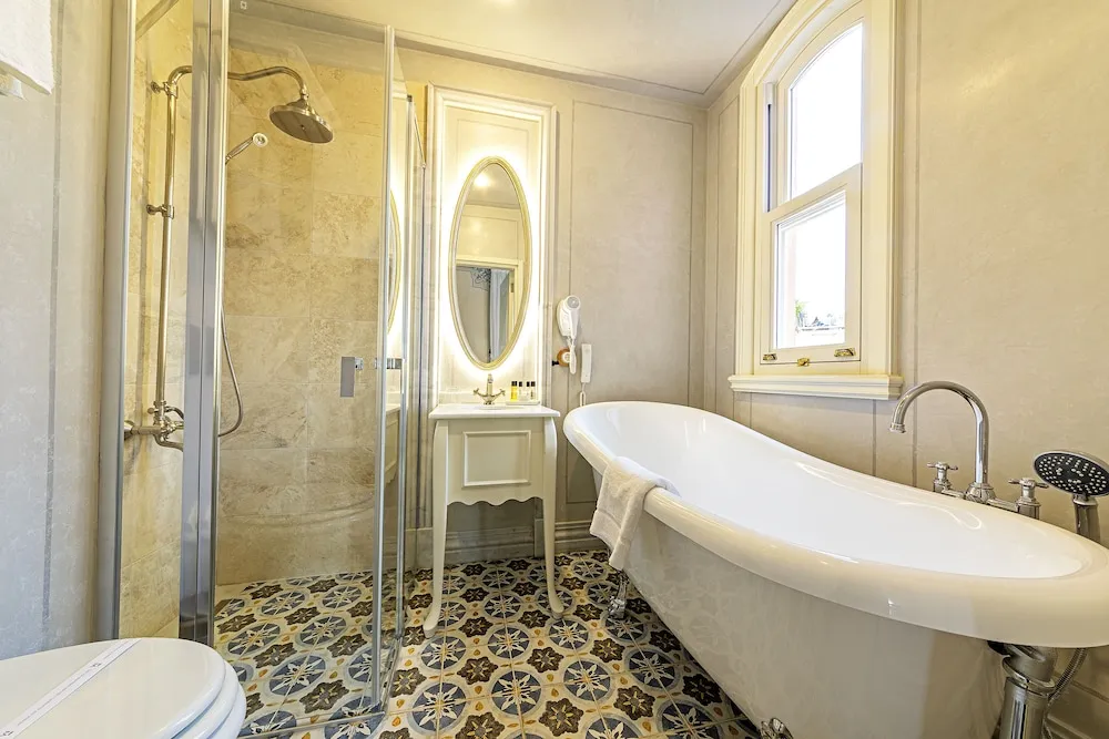 Deluxe Double Room with Bathtub