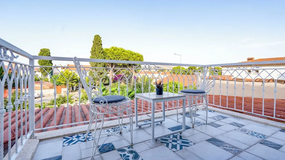 Deluxe Tek Büyük Yataklı Oda, Balkon, Havuz Manzaralı