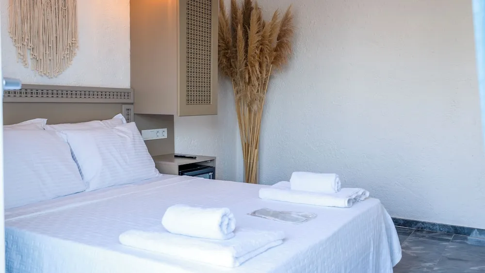 Deluxe Tek Büyük Yataklı Oda, Balkon, Havuz Manzaralı