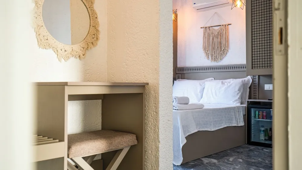 Deluxe Tek Büyük Yataklı Oda, Balkon, Havuz Manzaralı