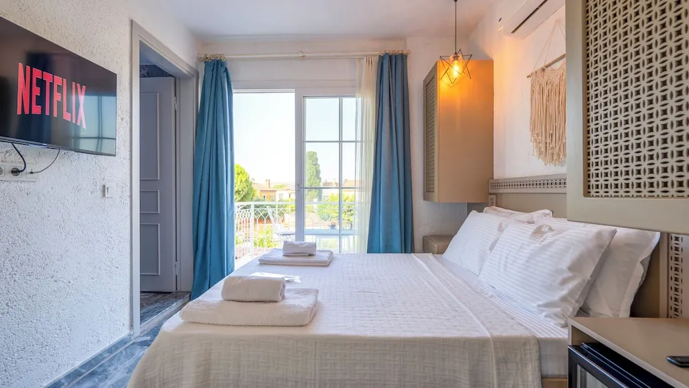 Deluxe Tek Büyük Yataklı Oda, Balkon, Havuz Manzaralı