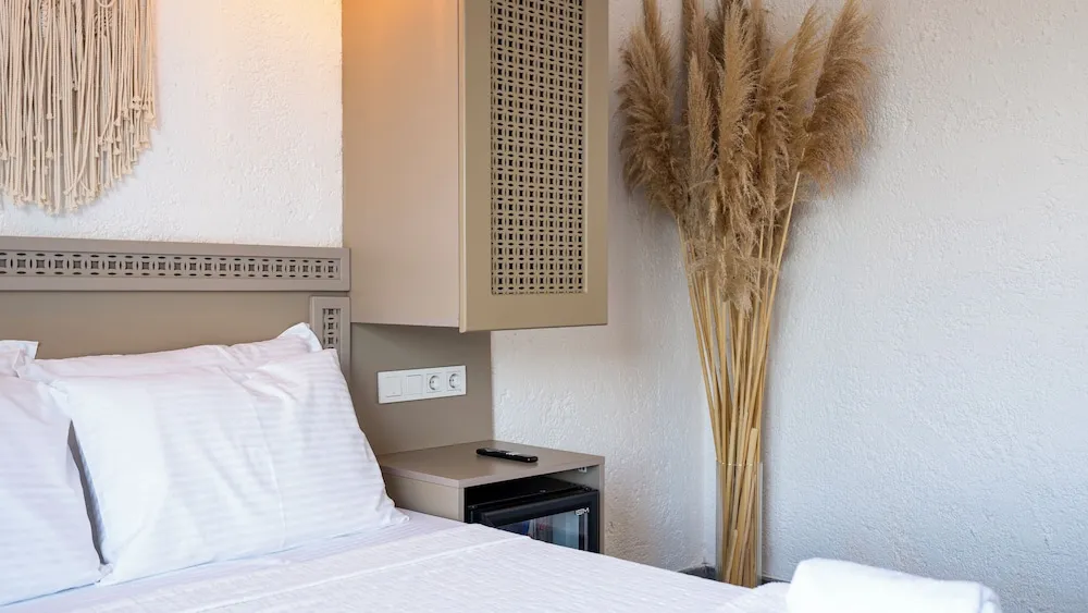 Deluxe Tek Büyük Yataklı Oda, Balkon, Havuz Manzaralı