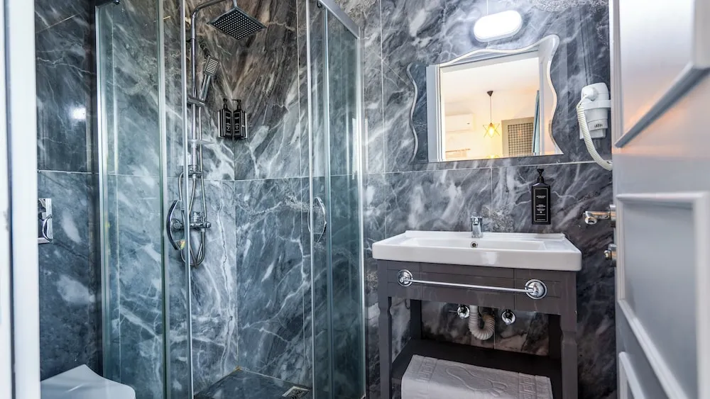 Deluxe Tek Büyük Yataklı Oda, Balkon, Havuz Manzaralı