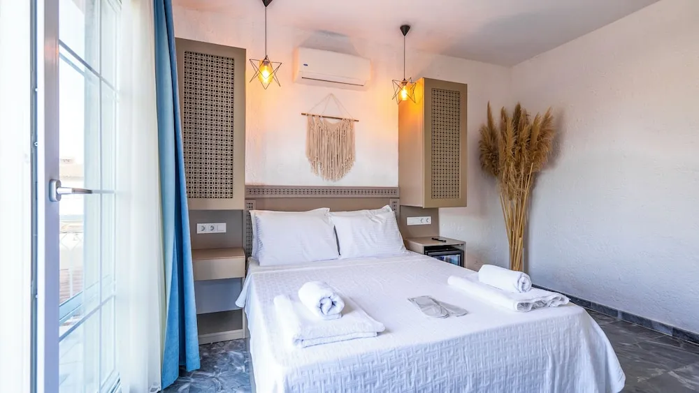 Deluxe Tek Büyük Yataklı Oda, Balkon, Havuz Manzaralı