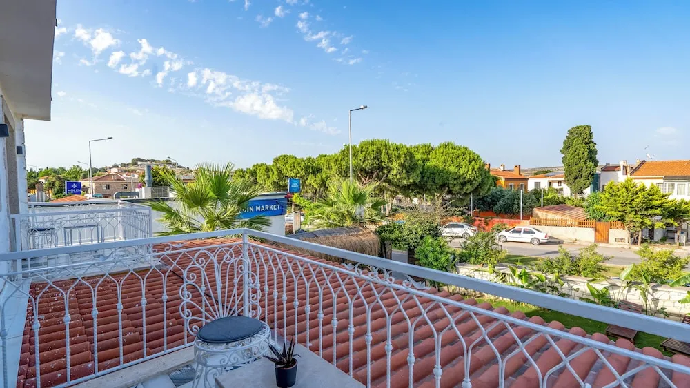 Deluxe Tek Büyük Yataklı Oda, Balkon, Havuz Manzaralı