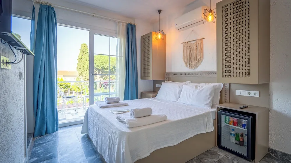 Deluxe Tek Büyük Yataklı Oda, Balkon, Havuz Manzaralı