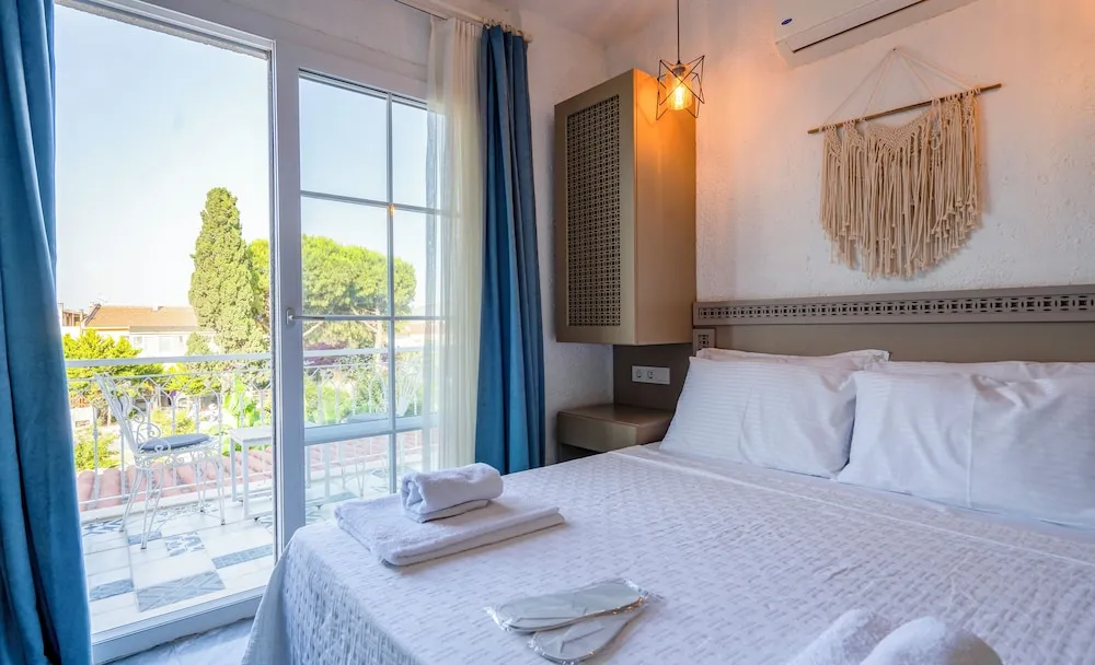 Deluxe Tek Büyük Yataklı Oda, Balkon, Havuz Manzaralı