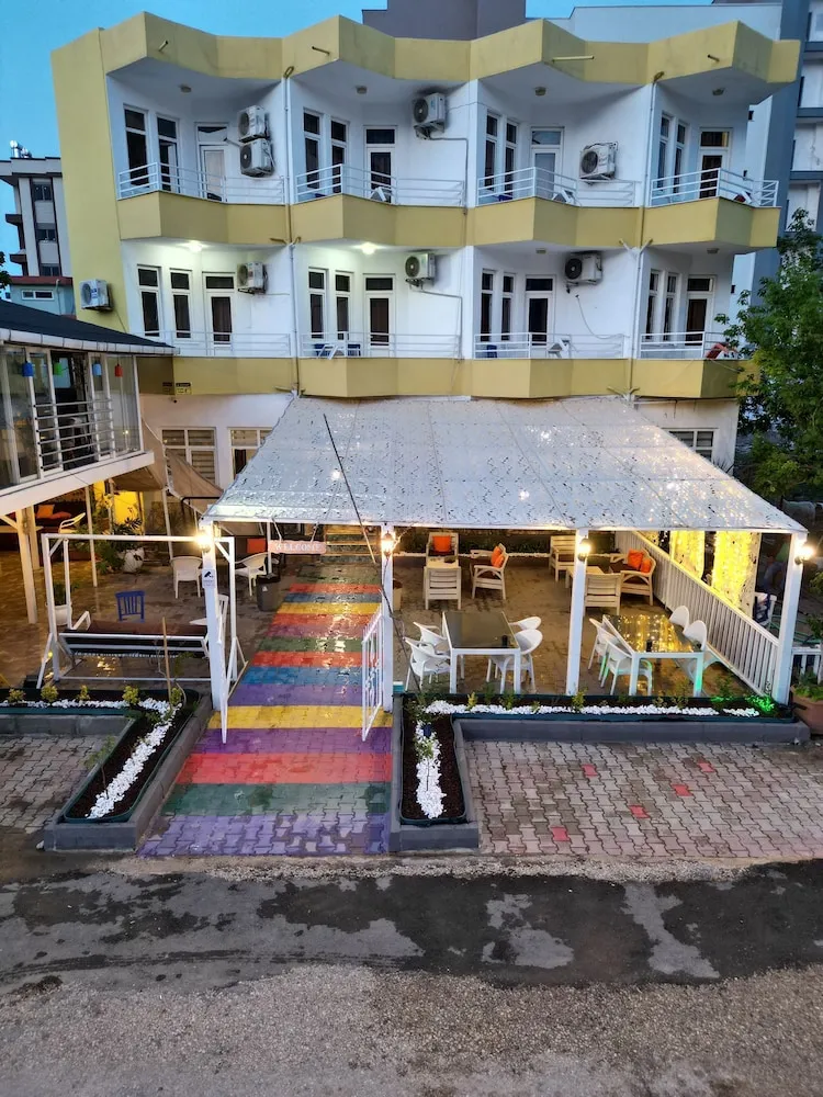 Konaklama yerinin ön cephesi