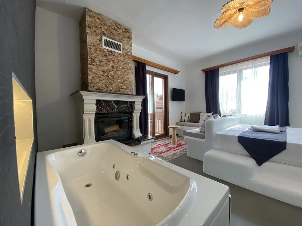 Deluxe Stüdyo Süit, 1 Büyük (Queen) Boy Yatak, Sıcak Su Küveti, Havuz Manzaralı