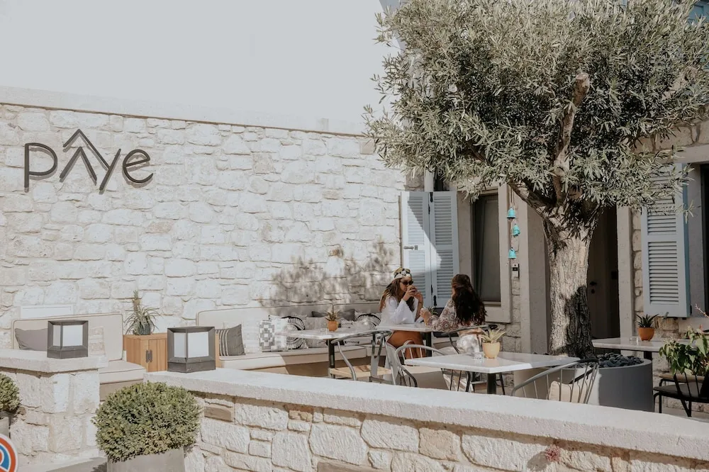 Deluxe Room, Bay Window