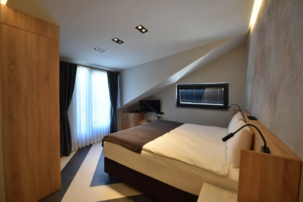 Luxury Oda