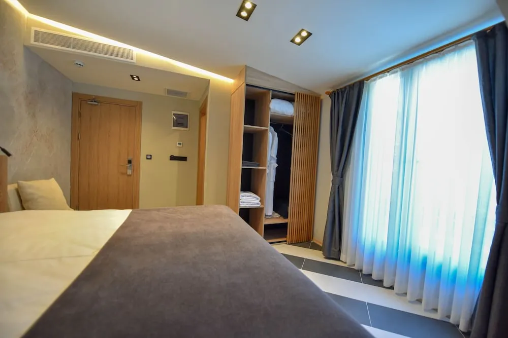 Luxury Oda