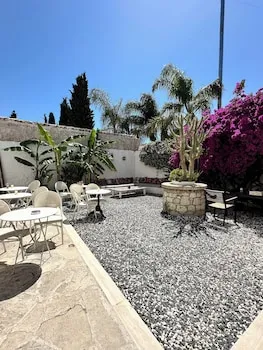 Leonidas Otel