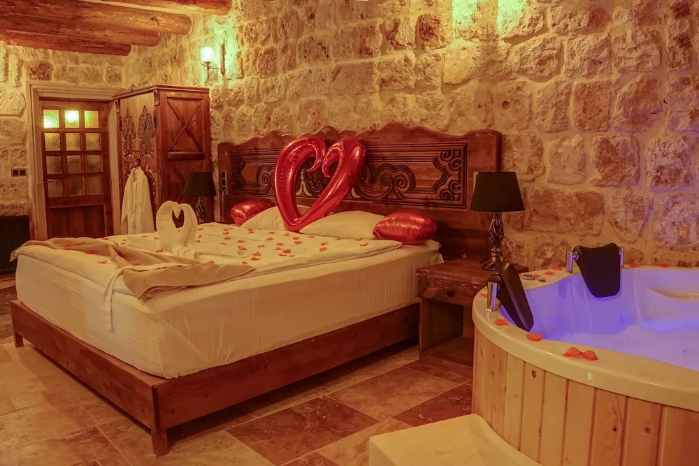 Honeymoon Tek Büyük Yataklı Oda