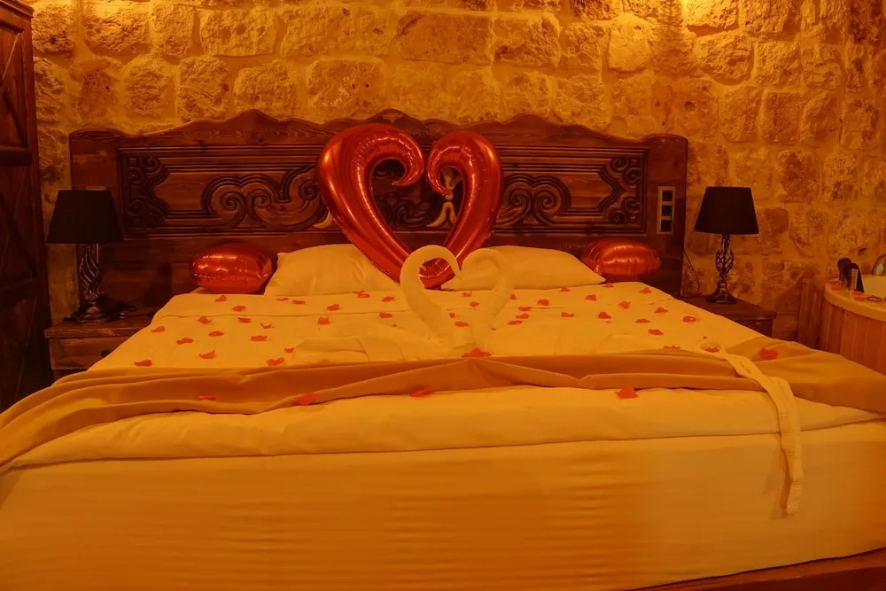 Honeymoon Tek Büyük Yataklı Oda