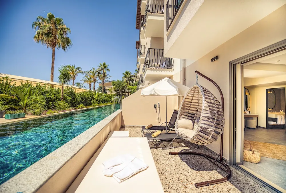 Comfort Swim up Room +13