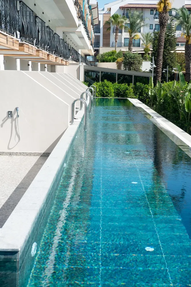 Comfort Swim up Room +13
