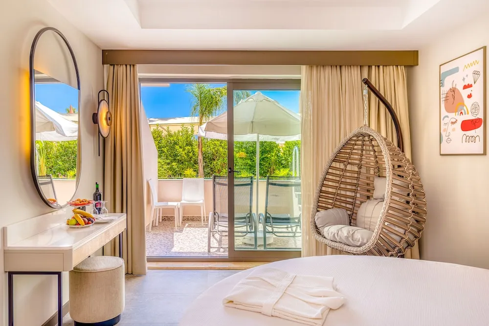 Comfort Swim up Room +13