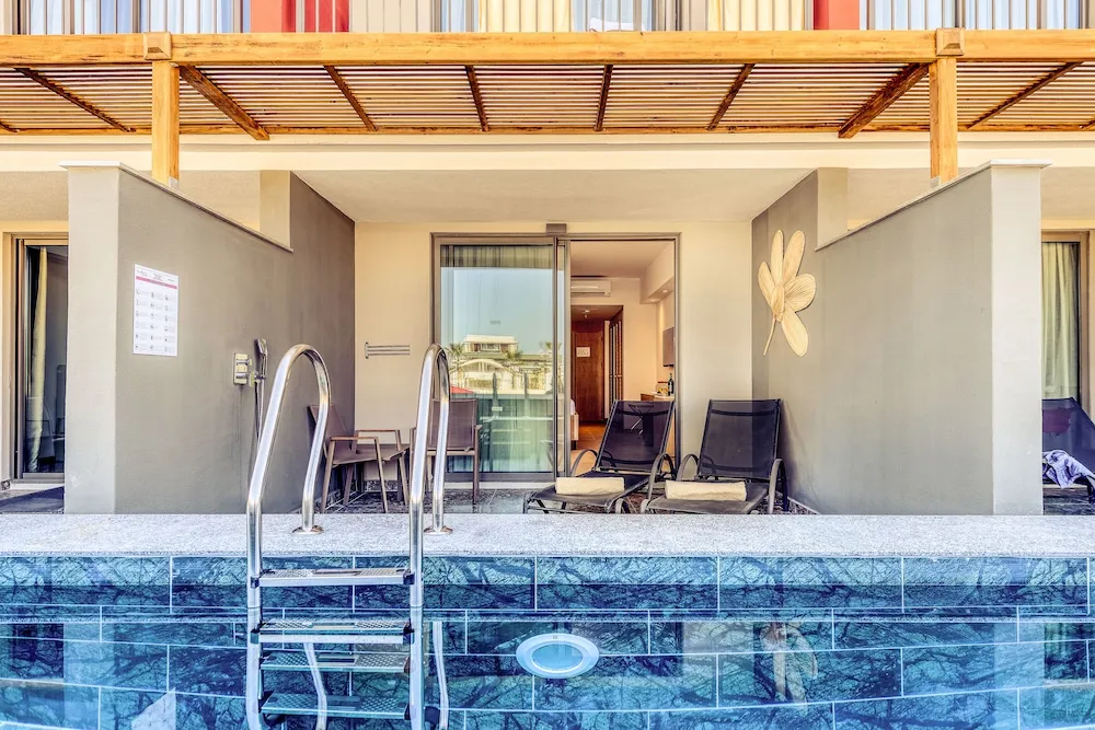 Elite Swim Up Room +13