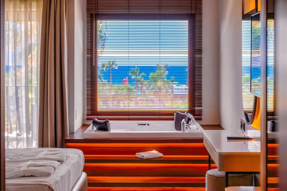 Comfort Standard Jacuzzi Room, +13