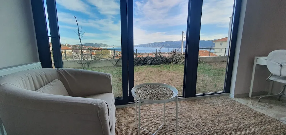 Romantic Oda, Göl Manzaralı, Bahçeli