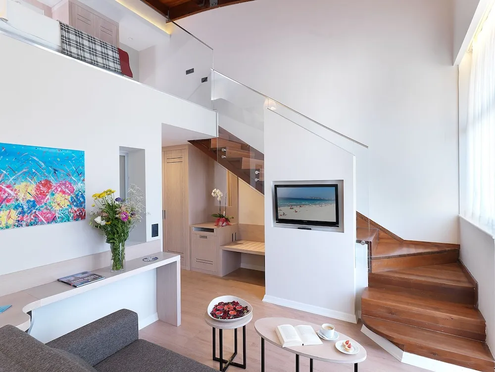 Dublex Havuz Manzaralı Oda