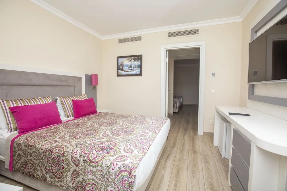 Orange Family Room - 2 Bedroom