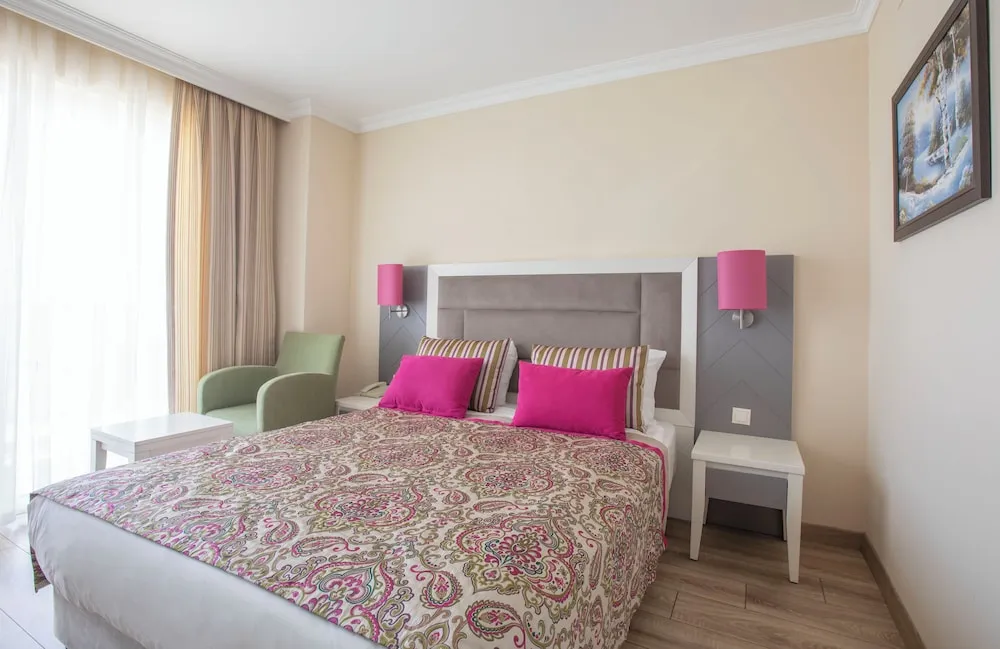 Orange Family Room - 2 Bedroom
