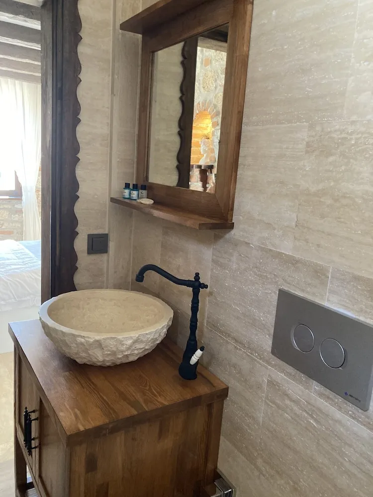 Deluxe Tek Büyük Yataklı Oda, Balkon, Kısmi Deniz Manzaralı