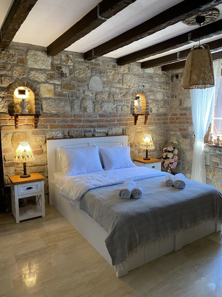Deluxe Tek Büyük Yataklı Oda, Balkon, Kısmi Deniz Manzaralı