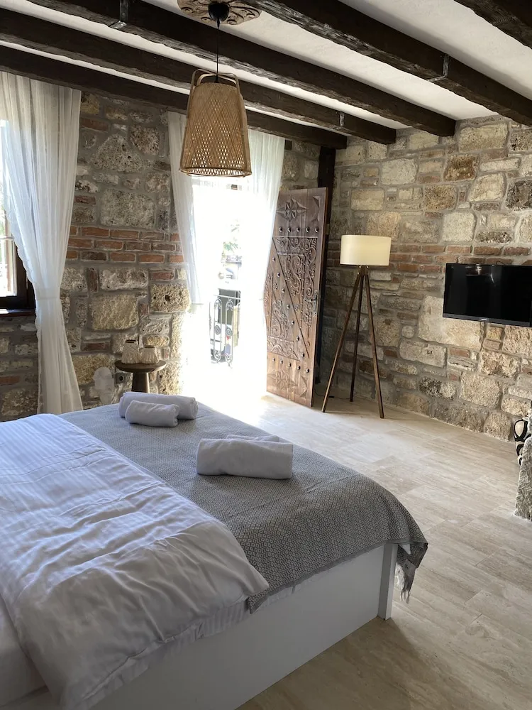 Deluxe Tek Büyük Yataklı Oda, Balkon, Kısmi Deniz Manzaralı