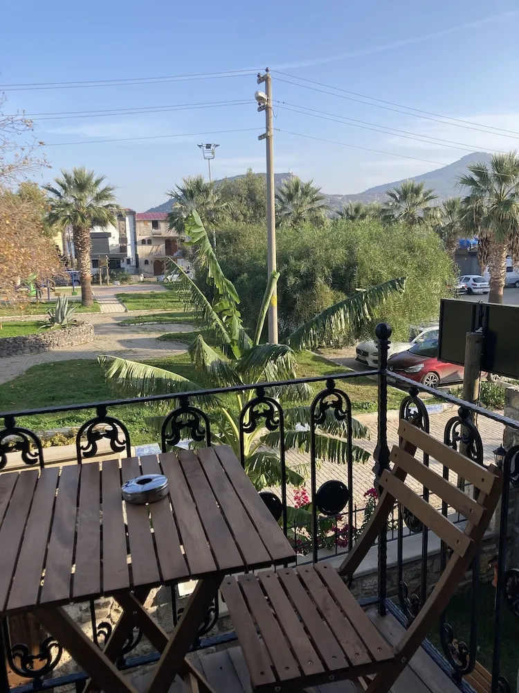Deluxe Tek Büyük Yataklı Oda, Balkon, Kısmi Deniz Manzaralı