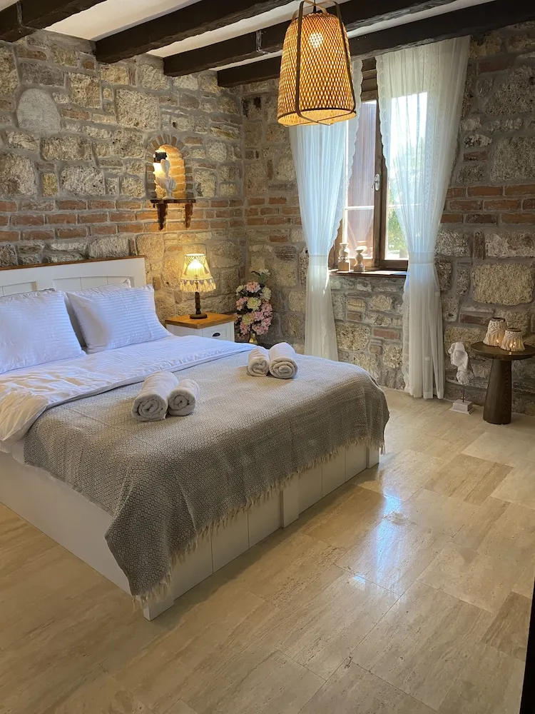 Deluxe Tek Büyük Yataklı Oda, Balkon, Kısmi Deniz Manzaralı