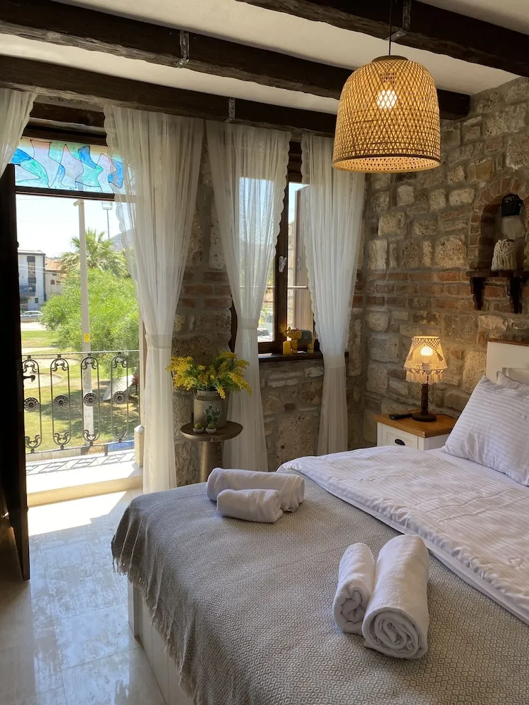Superior Tek Büyük Yataklı Oda, 1 Çift Kişilik Yatak, Balkon, Kısmi Deniz Manzaralı