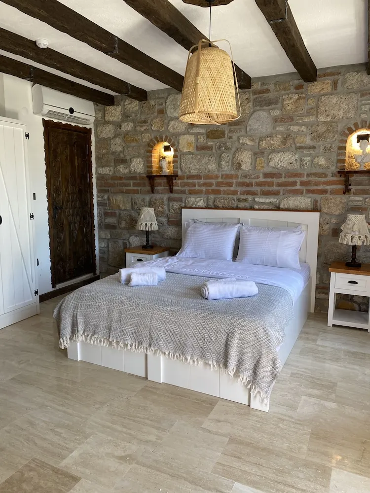 Superior Tek Büyük Yataklı Oda, 1 Çift Kişilik Yatak, Balkon, Kısmi Deniz Manzaralı
