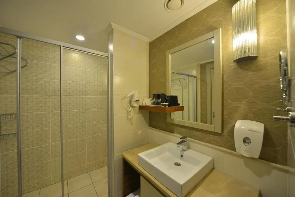 Deluxe Oda, Teras, Havuz Manzaralı