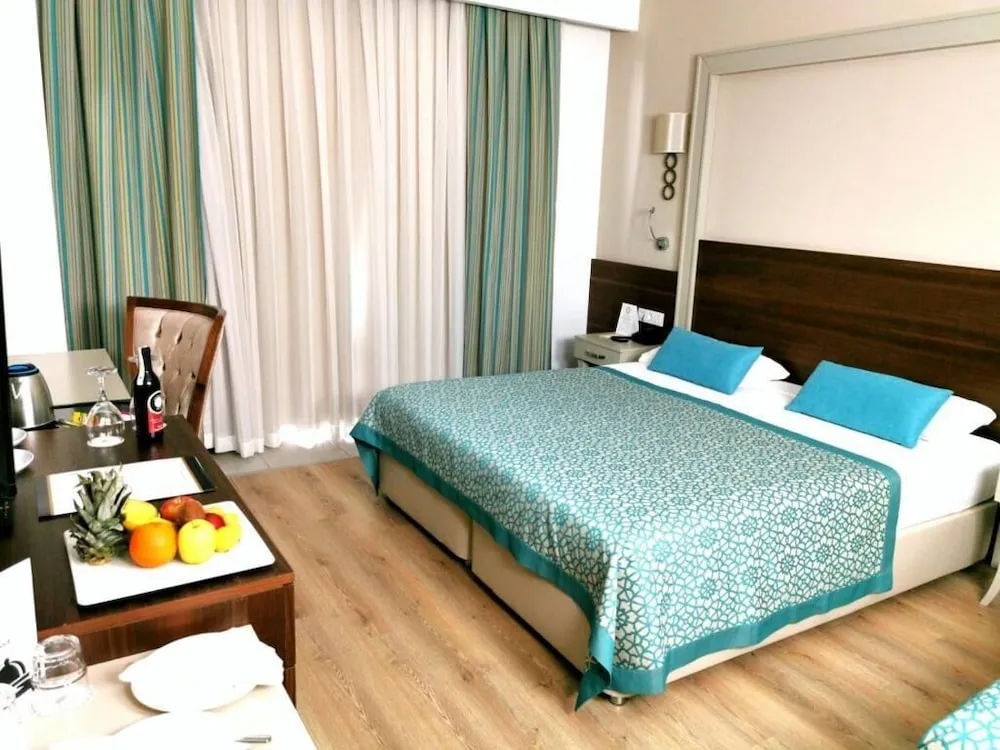 Deluxe Oda, Teras, Havuz Manzaralı