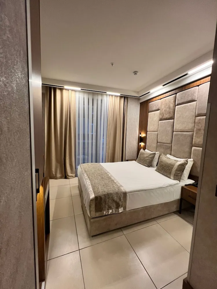 Deluxe Tek Büyük Yataklı Oda