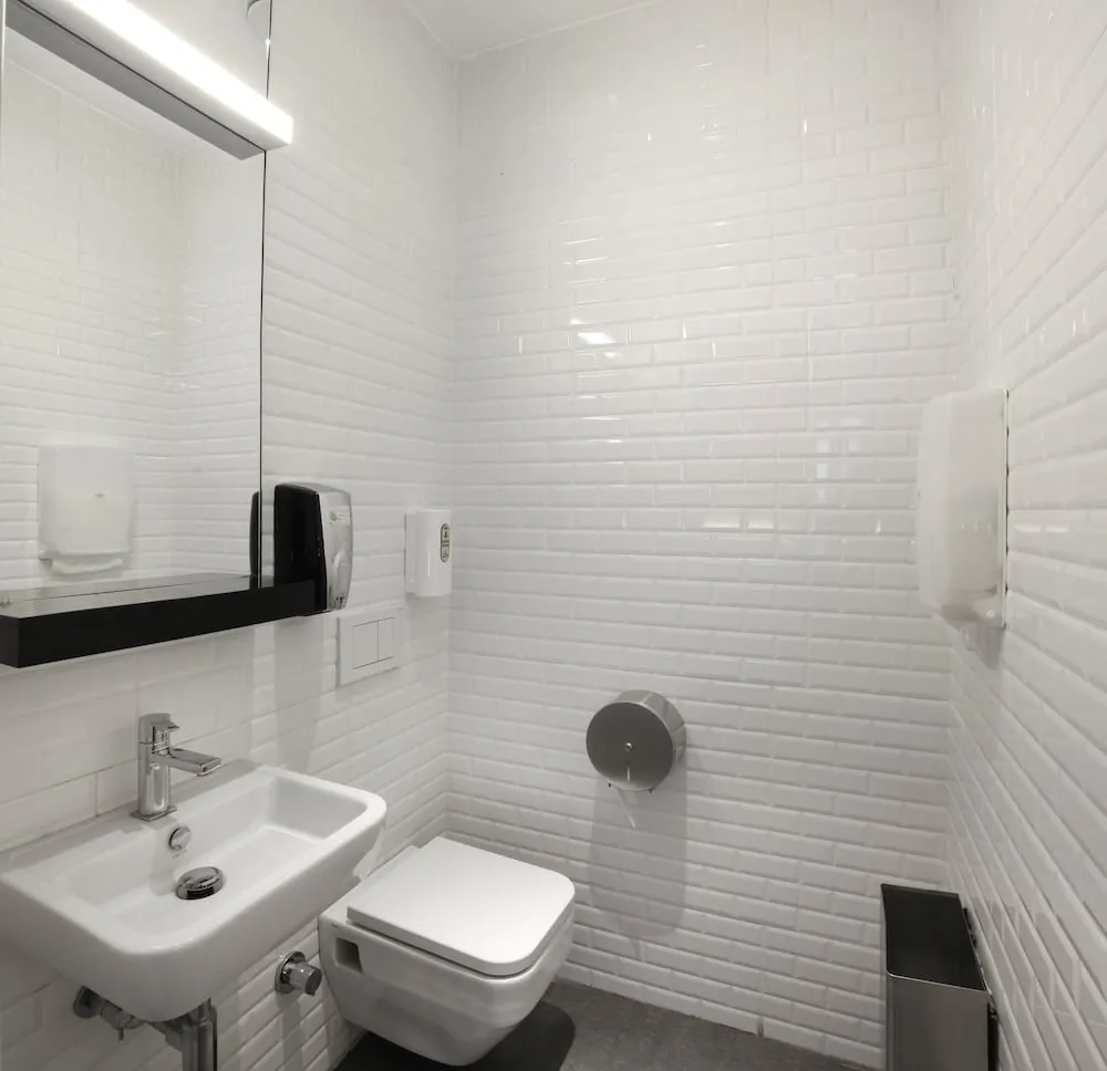 Dört Kişilik Oda, Ortak Banyo
