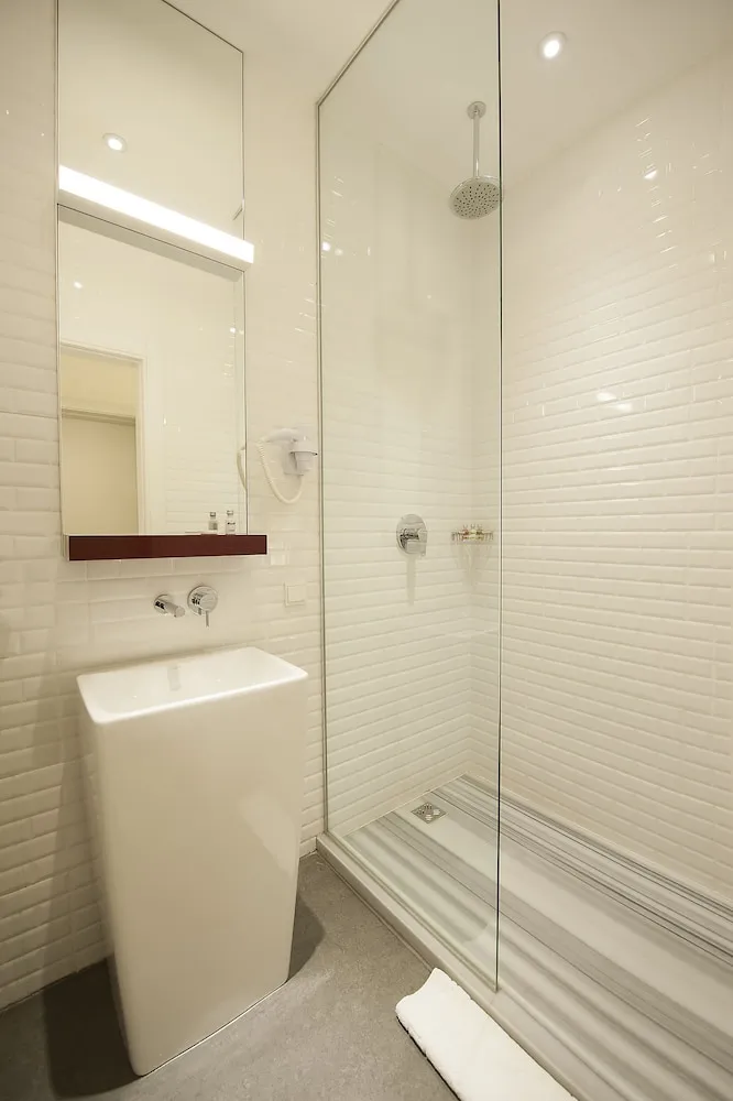 Basic 6-Bed Mix Dormitory Room with Shared Bathroom