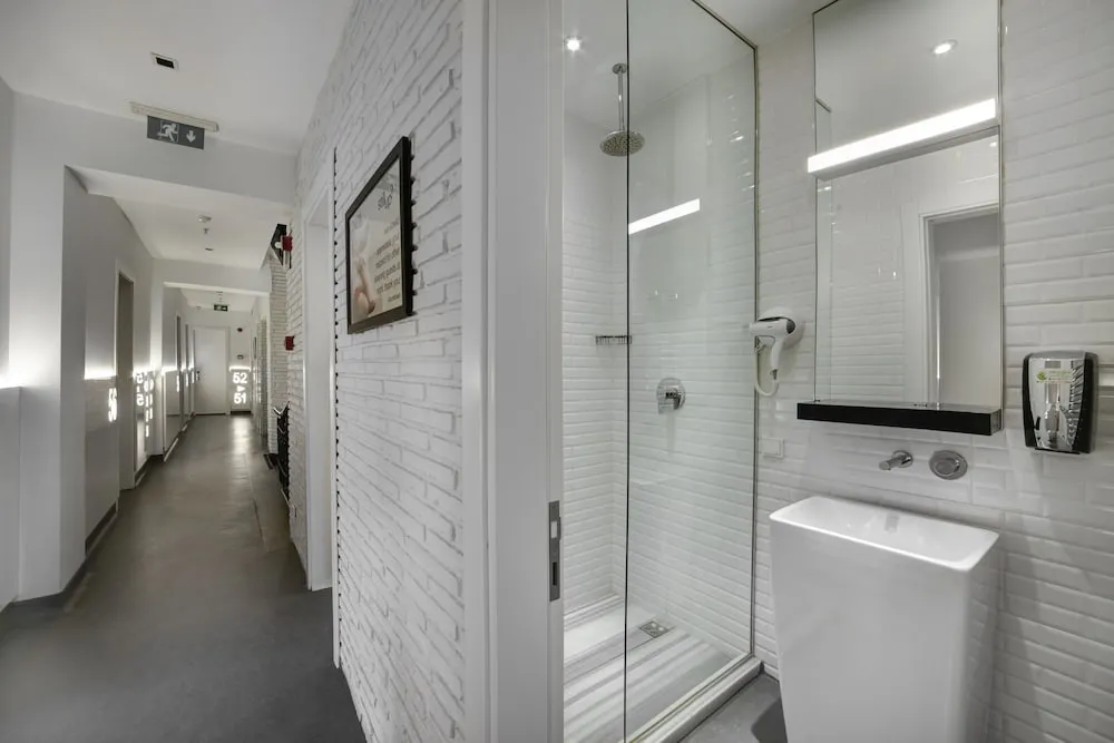 Bed in 4-Bed Dormitory Room with Shared Bathroom