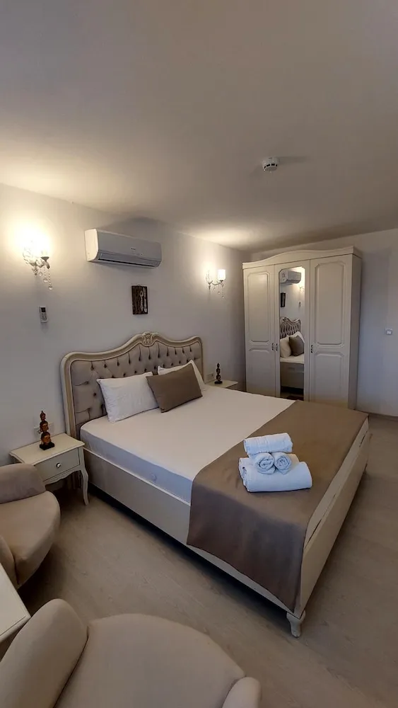 Deluxe Tek Büyük Yataklı Oda, Havuz Manzaralı