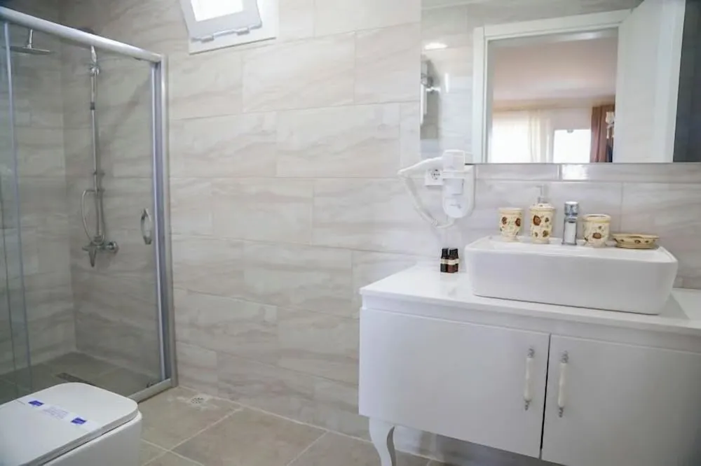 Deluxe Tek Büyük Yataklı Oda, Havuz Manzaralı